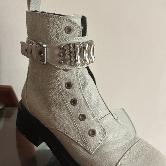Very pretty combat boots of white color brand new - Picture 3 of 4